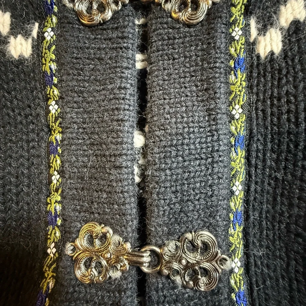 VTG Grandpacore Newton Trdng Co Sweater skater ornate front closure blk & white - Picture 2 of 6